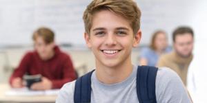 كاليفورنيا تُشدّد القيود على الهواتف الذكية وتمنع استخدامها بالمدارس اعتباراً من 2026 - تواصل نيوز