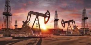 النفط يرتفع بعد أكبر خسارة سنوية منذ 2020 - تواصل نيوز