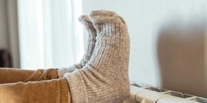 لماذا نشعر ببرودة اليدين والقدمين؟ بين الأسباب الطبيعية والمؤشرات المرضية - تواصل نيوز