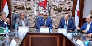 نائب محافظ سوهاج يبحث التوسع في مشروعات توصيل الغاز الطبيعي - تواصل نيوز