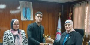 نقيب التمريض تكرم علي محمد وتمنحه «أوسكار النقابة» بعد مساعدته مريضا مسنا على أداء الصلاة - تواصل نيوز