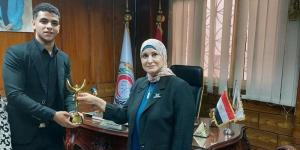 ساعد مريضًا على أداء الصلاة، التمريض تمنح أوسكار النقابة ومنحة جامعية ومكافأة مالية لممرض - تواصل نيوز