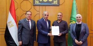 محافظ الإسماعيلية يشهد حفل توقيع عقود العمل لأبناء المحافظة بشركة مدينة اللقاحات - تواصل نيوز