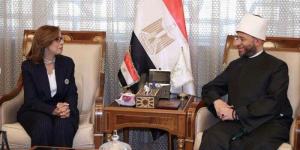 وزير الأوقاف يلتقي السفيرة أميرة فهمي قبل تولي مهامها في سنغافورة - تواصل نيوز