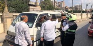 محافظ الدقهلية يرصد مخالفة ميكروباص بجوار كوبري سندوب ويوجه باتخاذ الإجراءات القانونية - تواصل نيوز