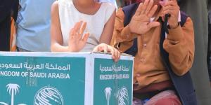 مساعدات سعودية.. توزيع 751 سلة غذائية على النازحين في تعز - تواصل نيوز