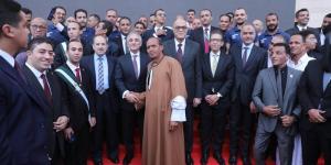 وزير العدل يصافح أهالي أعضاء الهيئات القضائية الجدد ويشاركهم فرحة حلف اليمين - تواصل نيوز