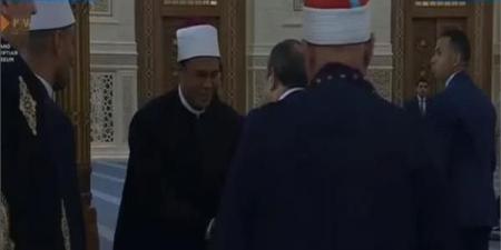 الرئيس الإنسان.. «لاحظ إصابة قدمه أثناء صلاة العيد» السيسي يوجه فورًا بعلاج أحد أئمة الأوقاف - تواصل نيوز