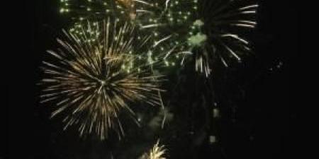 سماء الزرقاء تتزين بطائرات الدرون والألعاب نارية - تواصل نيوز