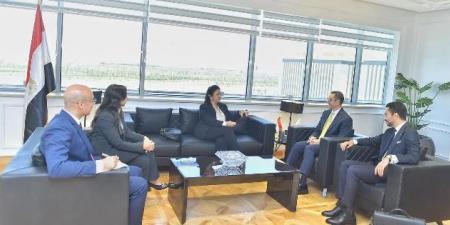 وزير الاستثمار يلتقي مسؤول  AXA العالمية العاملة في مجال التأمين - تواصل نيوز