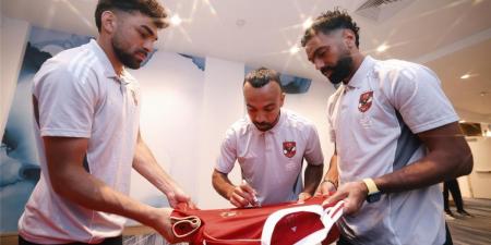 فيفيا يطالب لاعبو الأهلي بالتوقيع علي القمصان قبل مواجهة إنتر ميامي - تواصل نيوز