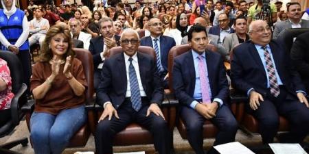 عاجل وحصرى -  وزير الشباب والرياضة يشهد حفل ختام الموسم الثاني عشر للبرامج الإذاعية - تواصل نيوز