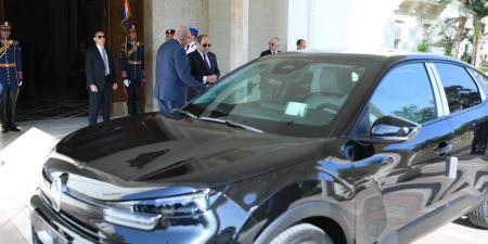 عاجل وحصرى - صور تفقد الرئيس السيسي عددا من سيارات "سيتروين" التي تُصنّع محليًا - تواصل نيوز