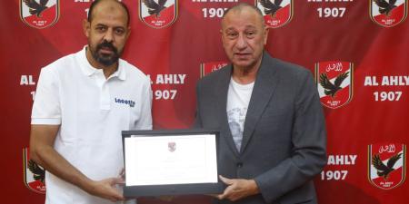 صور.. الخطيب يكرم عماد النحاس تقديرا لجهوده مع الأهلي - تواصل نيوز