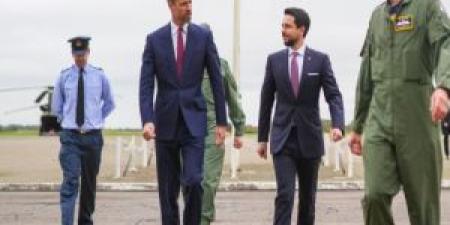 ولي العهد والأمير ويليام يزوران قاعدة بنسون الجوية الملكية في بريطانيا - صحيفة تواصل