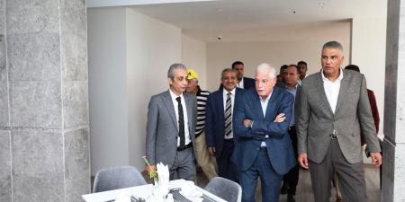 مستشار رئيس الجمهورية ومحافظ أسوان يتفقدان تطوير فندق عروس النيل - صحيفة تواصل