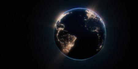 "إشعاع ليلي غامض يحيط بالأرض.. اكتشاف علمي يكشف نبضات كوكبنا المخفية" - تواصل نيوز