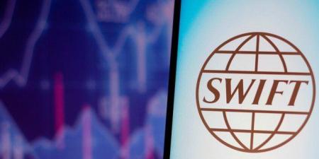 "بعد 14 عامًا من العزلة… سوريا تعود إلى شبكة سويفت برسالة مصرفية دولية أولى" - تواصل نيوز