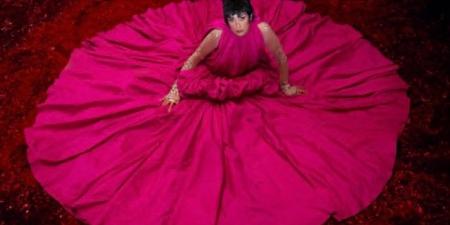 لمسة غادة عبد الرازق الفوشيا: وردة ضخمة وشعر بيكسي قصير - تواصل نيوز