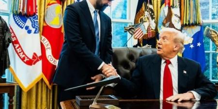 لماذا جلس ترامب بينما وقف عمدة نيويورك؟ #عاجل - تواصل نيوز