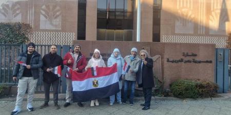 رافعين الأعلام المصرية.. استمرار توافد أبناء الجالية المصرية على سفارة مصر بألمانيا في اليوم الثاني للتصويت بانتخابات مجلس النواب - تواصل نيوز