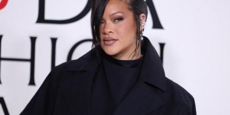 تسريحة Emo Bangs: ريهانا تحيي صيحة التسعينات بجرأة مدهشة - تواصل نيوز
