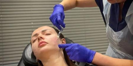 "حقن السلمون".. صيحة تجميلية تغزو هوليوود وتثير جدلاً طبياً - تواصل نيوز