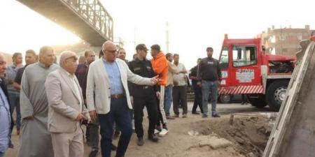 محافظ القليوبية يُتابع حادث انقلاب تريلا في ترعة بطوخ ويوجه بدراسة فورية لتوسعة الكوبري - تواصل نيوز