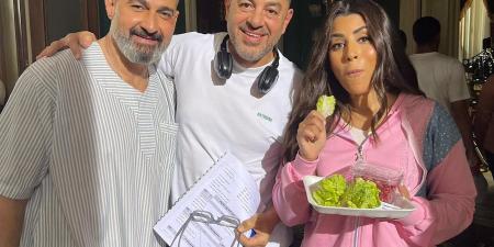 ياسر جلال يكشف صورًا جديدة من كواليس مسلسل كلهم بيحبوا مودي - تواصل نيوز