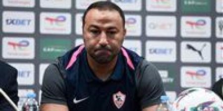 أحمد عبد الرؤوف يحاضر لاعبي الزمالك قبل مواجهة كايزر تشيفز في الكونفيدرالية - تواصل نيوز