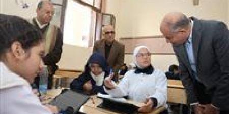 محافظ المنيا يتفقد مدرسة بنى مزار الثانوية بنات ويشيد بانضباط الطالبات وتميزهن الدراسي - تواصل نيوز