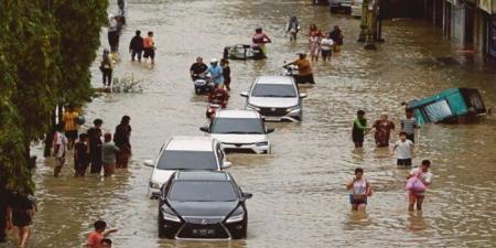 ارتفاع حصيلة ضحايا الفيضانات في إندونيسيا إلى 417 شخصًا - تواصل نيوز