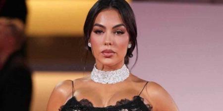 بالفيديو.. هكذا كان رد فعل جورجينا رودريغيز بعدما وصفها رونالدو بـ «زوجتي» - تواصل نيوز