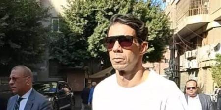 وصول اللاعب «شريف إكرامي» لمساندة «رمضان صبحي» في جلسة النطق بالحكم بقضية التزوير - تواصل نيوز