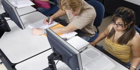 جفاف العين وتشوش الرؤية المؤقت.. كيف تحمي عينيك من أضرار الشاشات؟ - تواصل نيوز