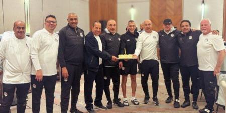 منتخب مصر يحتفل بأعياد ميلاد لاعبيه وإدارته بعد التدريب - تواصل نيوز