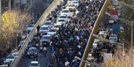 «إيران على صفيح ساخن».. اشتباكات بين الشرطة ومتظاهرين وهجوم على مباني حكومية وبنوك - تواصل نيوز