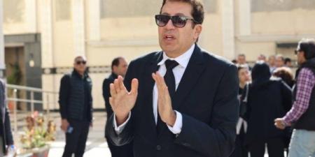 مصطفى شعبان أول الحاضرين.. بدء عزاء والدة هاني رمزي في كنيسة أبي سيفين - تواصل نيوز