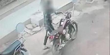 الداخلية تضبط المتهم بسرقة دراجة نارية في المنيا - تواصل نيوز
