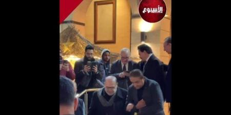 رغم حالته الصحية المتراجعة.. صلاح عبد الله يقدم واجب العزاء في والدة هاني رمزي - تواصل نيوز