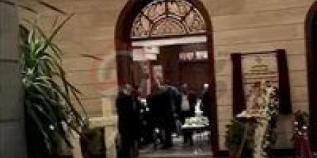 وصول هاني رمزي لاستقبال عزاء والدته بكنيسة مارمرقس - تواصل نيوز