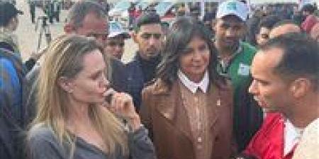 أنجلينا جولي تتفقد مخازن إمدادات الشعب الفلسطيني بمعبر رفح - تواصل نيوز