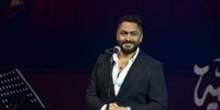 تامر حسني يدعم عمرو مصطفى: علامة كبيرة وبيشجع الشباب - تواصل نيوز