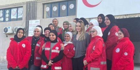 أنجلينا جولي تزور الهلال الأحمر المصري بالعريش.. وتشارك في تعبئة مساعدات غزة - تواصل نيوز