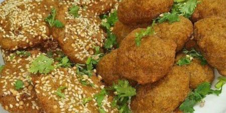 أشهر الأكلات الشعبية.. طريقة عمل الفلافل البيتي بطعم لا يقاوم - تواصل نيوز