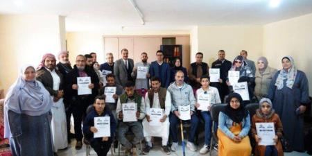 نائب محافظ مطروح يُسلم 15 عقد عمل لـ "ذوي الهمم" بالقطاع الخاص لتعزيز التمكين الاقتصادي - تواصل نيوز