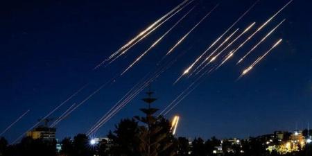 القناة 14 الإسرائيلية: أصوات انفجارات في وسط إسرائيل بعد إطلاق الصواريخ من إيران - تواصل نيوز