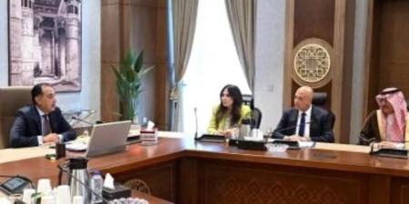 مدبولي يلتقي مسئولي شركة "أكوا باور" لبحث تنفيذ مشروعات تحلية مياه البحر - تواصل نيوز
