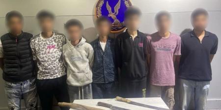 كشف ملابسات قيام أشخاص بحمل أسلحة بيضاء لترويع المواطنين بأحد الشوارع بالإسكندرية - تواصل نيوز