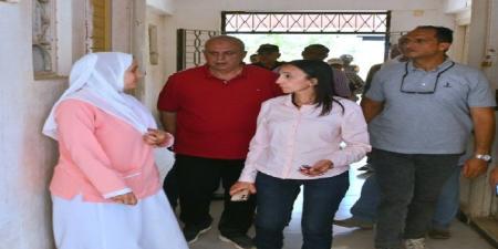 محافظ البحيرة تتفقد وحدة طب الأسرة بقرية حرارة وتلتقي عددًا من المواطنين بشوارع القرية - تواصل نيوز